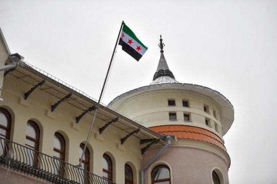 12月9日，在俄羅斯首都莫斯科，敘利亞駐俄羅斯使館升起代表敘利亞反對派的旗幟。新華社發(fā)（亞歷山大攝）