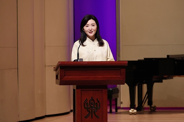 中央音樂(lè)學(xué)院黨委書(shū)記、中國(guó)民族管弦樂(lè)學(xué)會(huì)胡琴專業(yè)委員會(huì)會(huì)長(zhǎng)于紅梅致辭。中國(guó)民族管弦樂(lè)學(xué)會(huì)胡琴專業(yè)委員會(huì)供圖