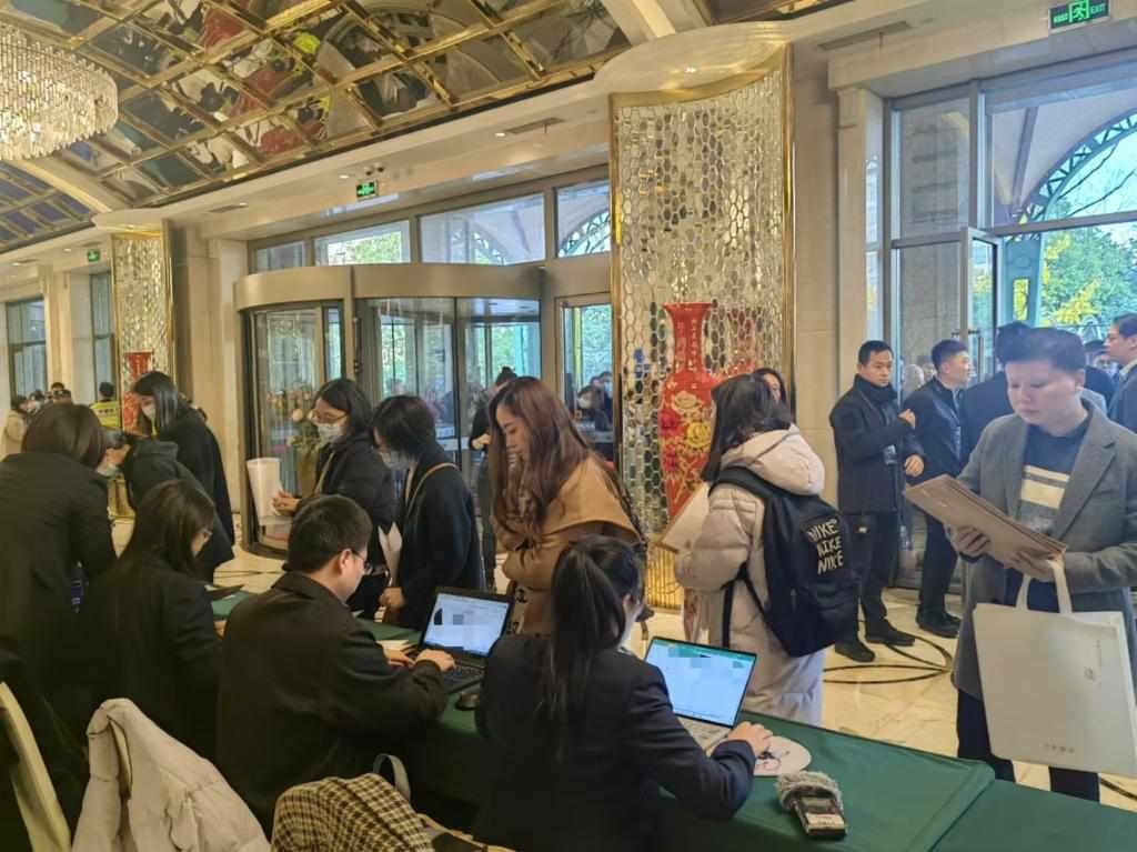 12月12日，第十批國家組織藥品集中帶量采購現(xiàn)場。新華社記者龔雯 攝