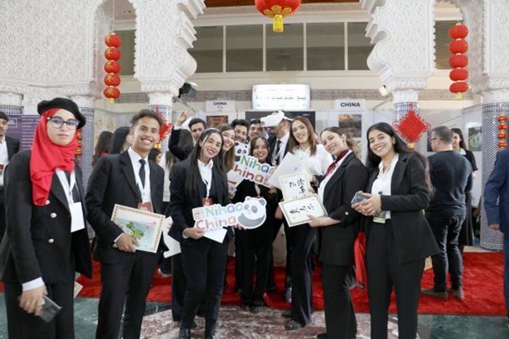 當?shù)孛癖娛殖帧澳愫?！中國”手牌合影。拉巴特中國文化中心供圖