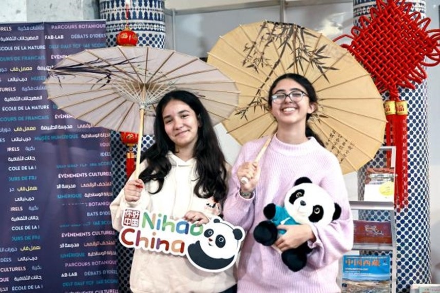 兩名女孩在合影。拉巴特中國文化中心供圖