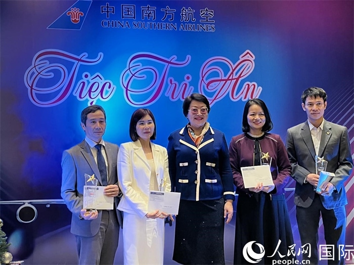 中越航司界代表在交流會(huì)上合影。人民網(wǎng)記者 楊曄攝