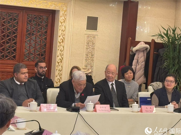 老一輩赴古留學(xué)生代表徐世澄在座談會(huì)上發(fā)言。人民網(wǎng)記者 趙健攝