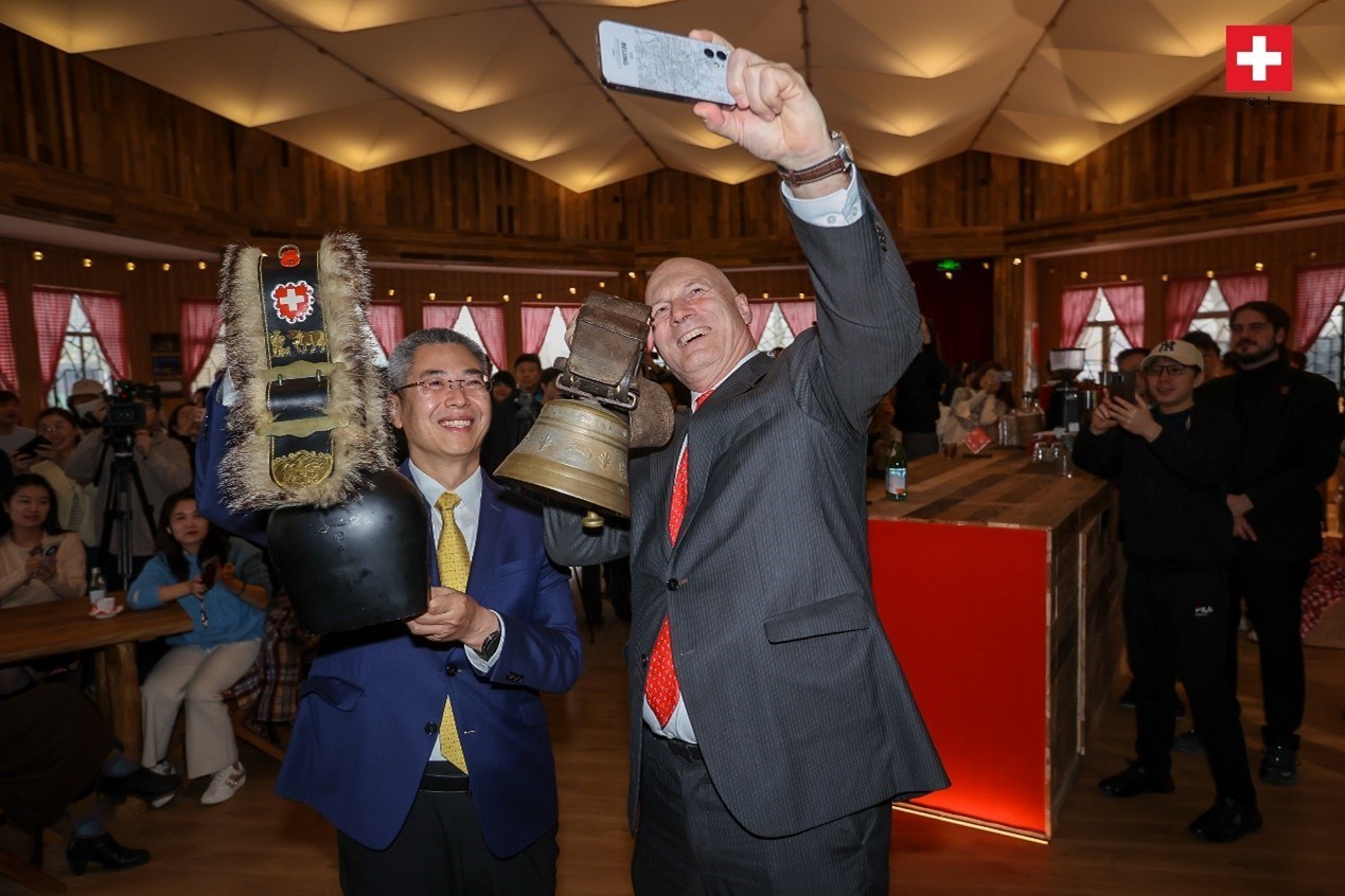 瑞士駐華大使白瑞誼與北京市西城區(qū)委副書記、代區(qū)長郅海杰搖響瑞士牛鈴，共同為小木屋揭幕。瑞士駐華大使館供圖