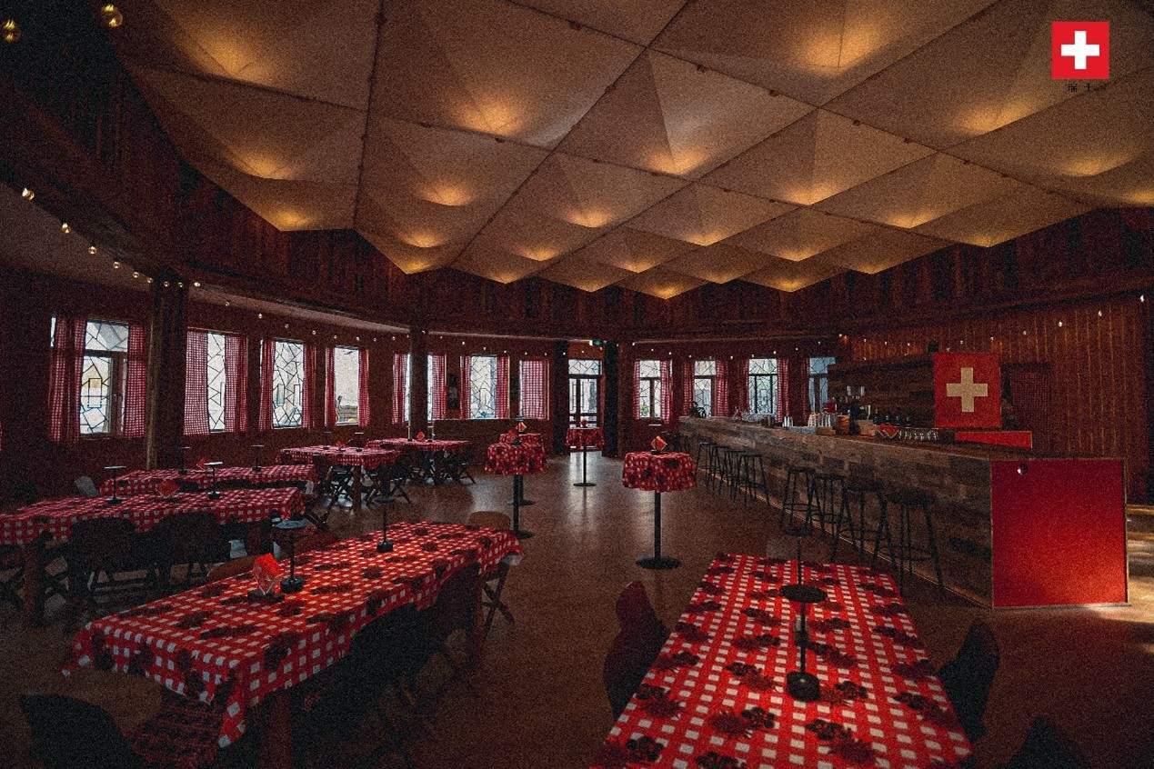 瑞士小木屋內(nèi)飾采用瑞士紅、森林棕與雪山白三種主色調(diào)，營造出自然與現(xiàn)代交融的氛圍。瑞士使館供圖