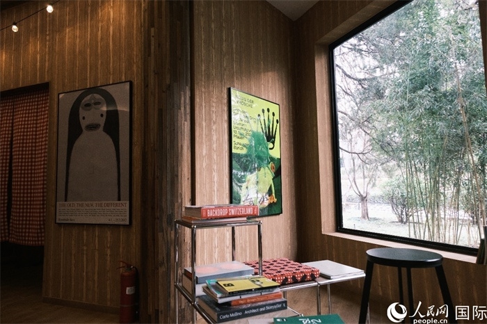 小木屋室內(nèi)一角體現(xiàn)出時尚簡約的瑞士元素。人民網(wǎng) 實習(xí)生黃睿攝