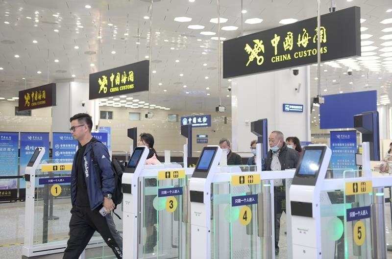 △2024年2月29日，旅客從橫琴口岸過關(guān)。