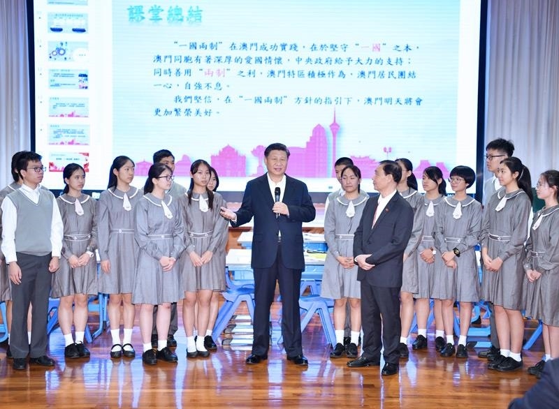 △2019年12月19日，在濠江中學(xué)附屬英才學(xué)校觀摩以“‘一國兩制’與澳門”為題的中國歷史公開課后，習(xí)近平主席走到學(xué)生中間即席發(fā)表重要講話。