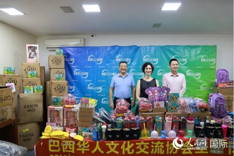 中國駐里約熱內(nèi)盧總領(lǐng)館副總領(lǐng)事王尉育（右）、里約慈善協(xié)會主席保拉·菲格雷多（中）、巴西華人文化交流協(xié)會主席上官建峰（左）出席捐贈活動并致辭。人民網(wǎng)記者 陳海琪攝