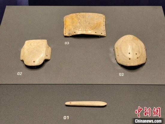 12月14日，“文明先鋒—凌家灘文化玉器展”在故宮博物院文華殿開幕。圖為展覽現(xiàn)場的玉龜、玉版和玉簽。 中新社記者 應(yīng)妮 攝