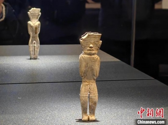 12月14日，“文明先鋒—凌家灘文化玉器展”在故宮博物院文華殿開幕。圖為展覽現(xiàn)場的立姿玉人。 中新社記者 應(yīng)妮 攝