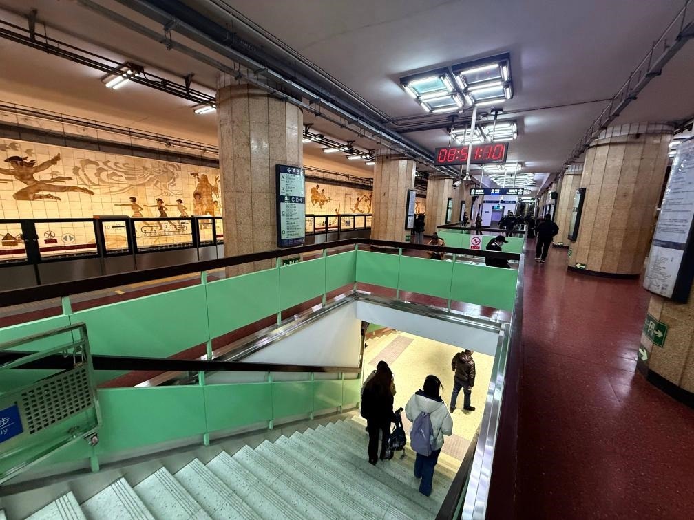 乘客從北京地鐵2號(hào)線(xiàn)東四十條站走“站中站”換乘地鐵3號(hào)線(xiàn)。新華社記者張驍 攝