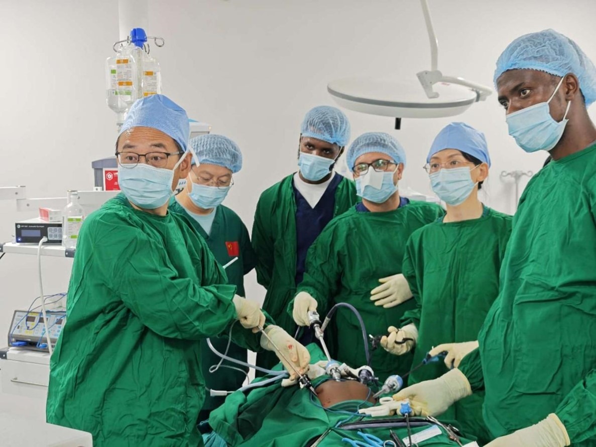 中外醫(yī)師合作進(jìn)行腹腔鏡手術(shù)。中國(guó)援桑醫(yī)療隊(duì)供圖