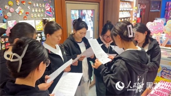 工會組織企業(yè)職工開展技能培訓(xùn)活動。人民網(wǎng)記者 張哲鑫攝