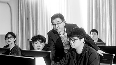 于濤教授對團隊成員進行技術指導。資料圖片