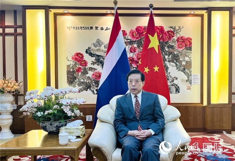 2024年12月10日，中國(guó)駐泰國(guó)大使韓志強(qiáng)在泰國(guó)曼谷接受中國(guó)—東盟中心（ACC）組織的“多彩東盟：2024年中國(guó)媒體東盟行”媒體團(tuán)采訪。人民網(wǎng)記者 羨江楠攝