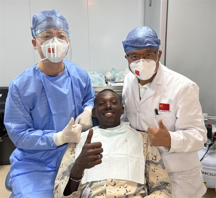 援吉醫(yī)療隊(duì)口腔科王瑋主任與“和平方舟”號(hào)醫(yī)院船醫(yī)務(wù)人員共同為一名當(dāng)?shù)匮浪柩谆颊咴\療。中國(guó)（山西）第23批援吉布提醫(yī)療隊(duì)供圖