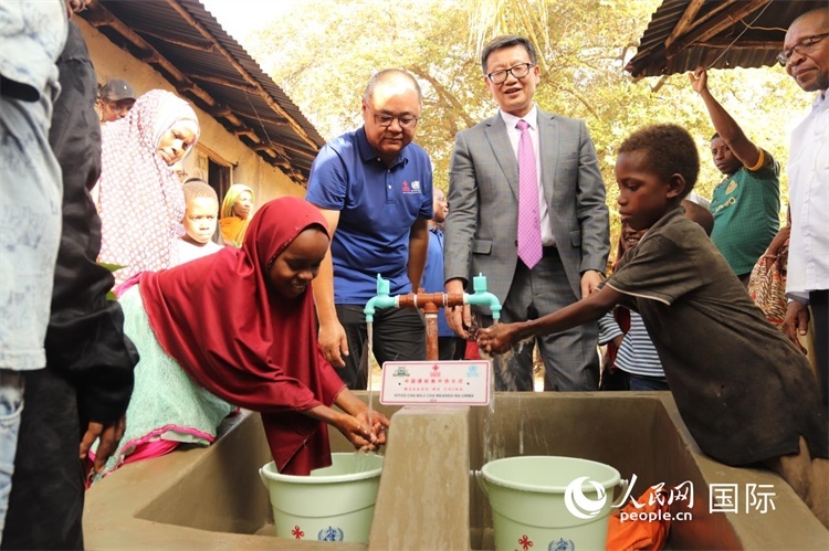 安全供水工程揭牌儀式現(xiàn)場(chǎng)。施亮攝