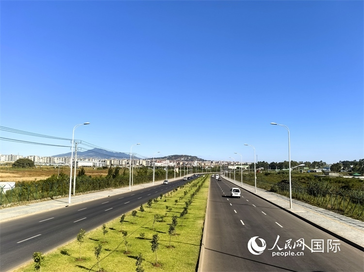 新近完工的埃塞俄比亞卡里提環(huán)線—布爾布拉—克林圖公路遠(yuǎn)景。張洪衛(wèi)攝
