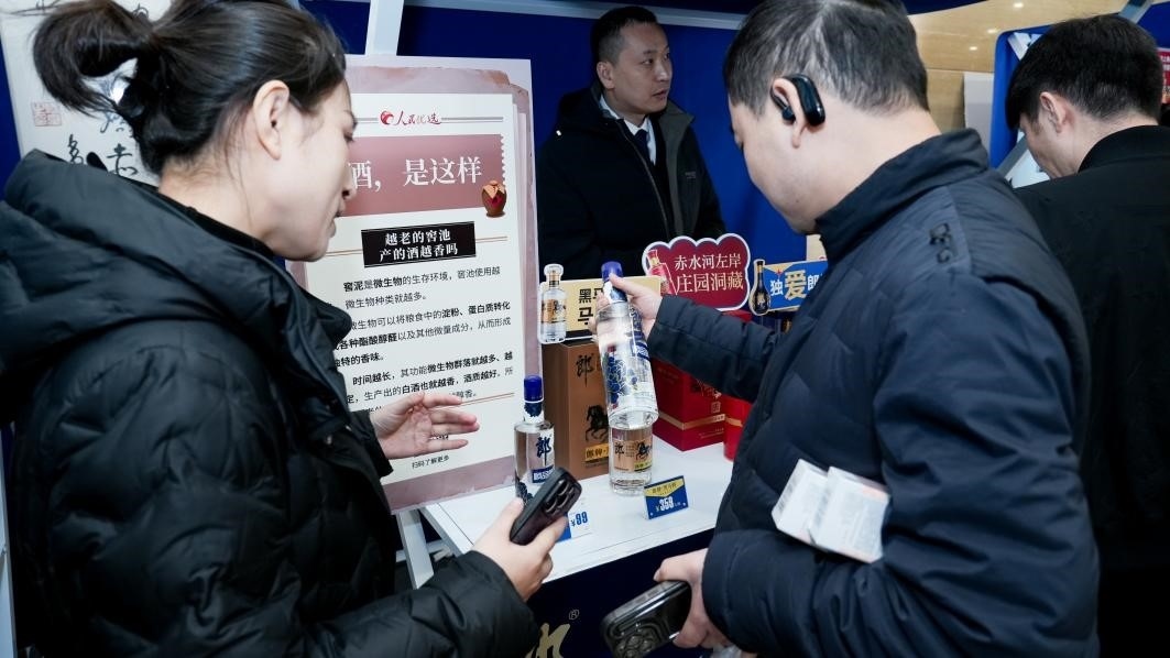 白酒展位負責人在為嘉賓介紹。張新攝