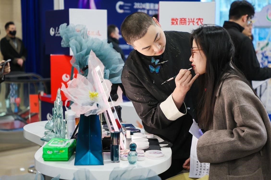 美妝展位化妝師為嘉賓一對一化妝。林文松攝