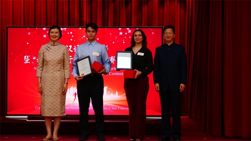 駐舊金山總領(lǐng)事張建敏及其夫人鄭心為選手頒獎(jiǎng)。李鑫江攝