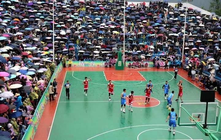 2024年5月1日，人們在貴州省黔東南苗族侗族自治州臺江縣臺盤鄉(xiāng)臺盤村觀看“村BA”球王爭霸賽。 新華社發(fā)（余天英 攝）