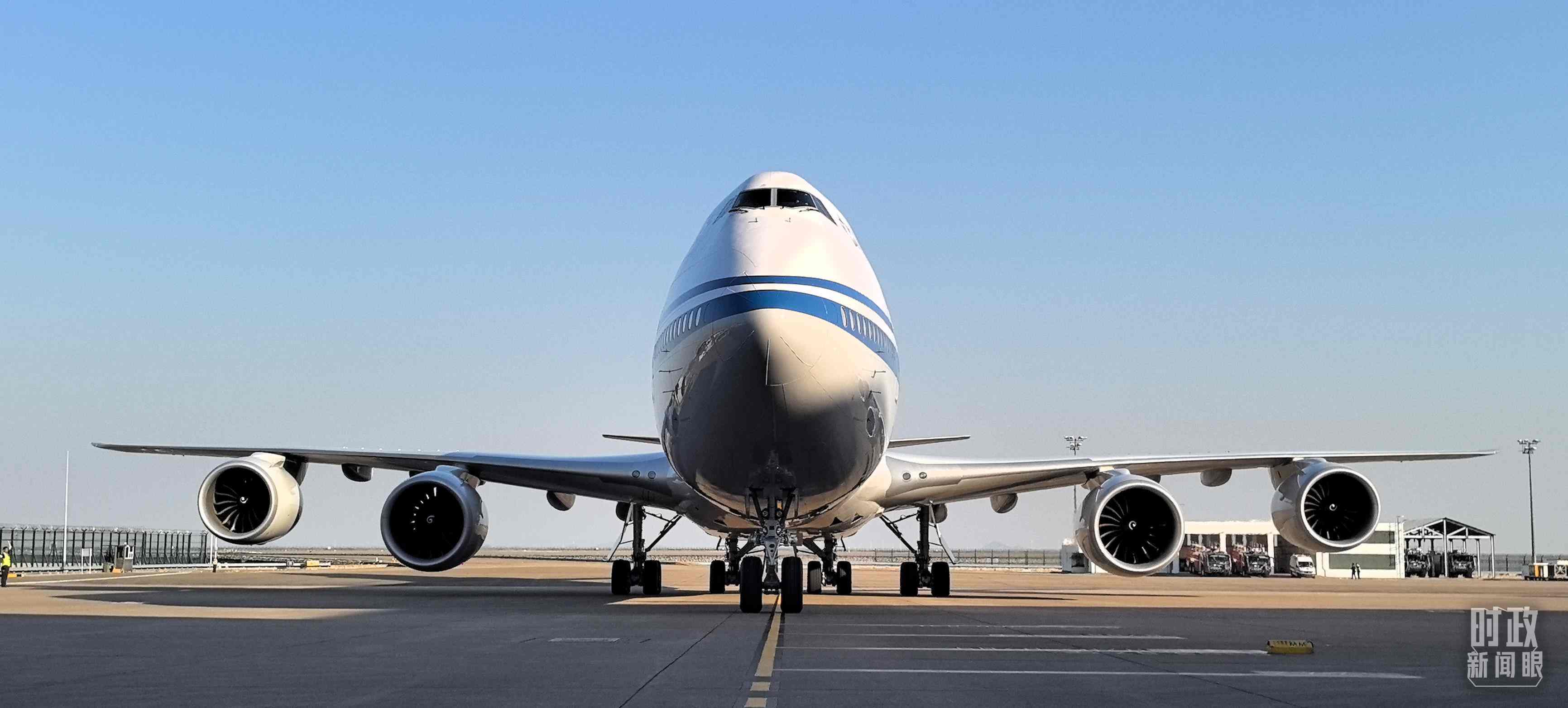 △習(xí)主席專機(jī)抵達(dá)澳門國(guó)際機(jī)場(chǎng)。（總臺(tái)央視記者王子杭拍攝）