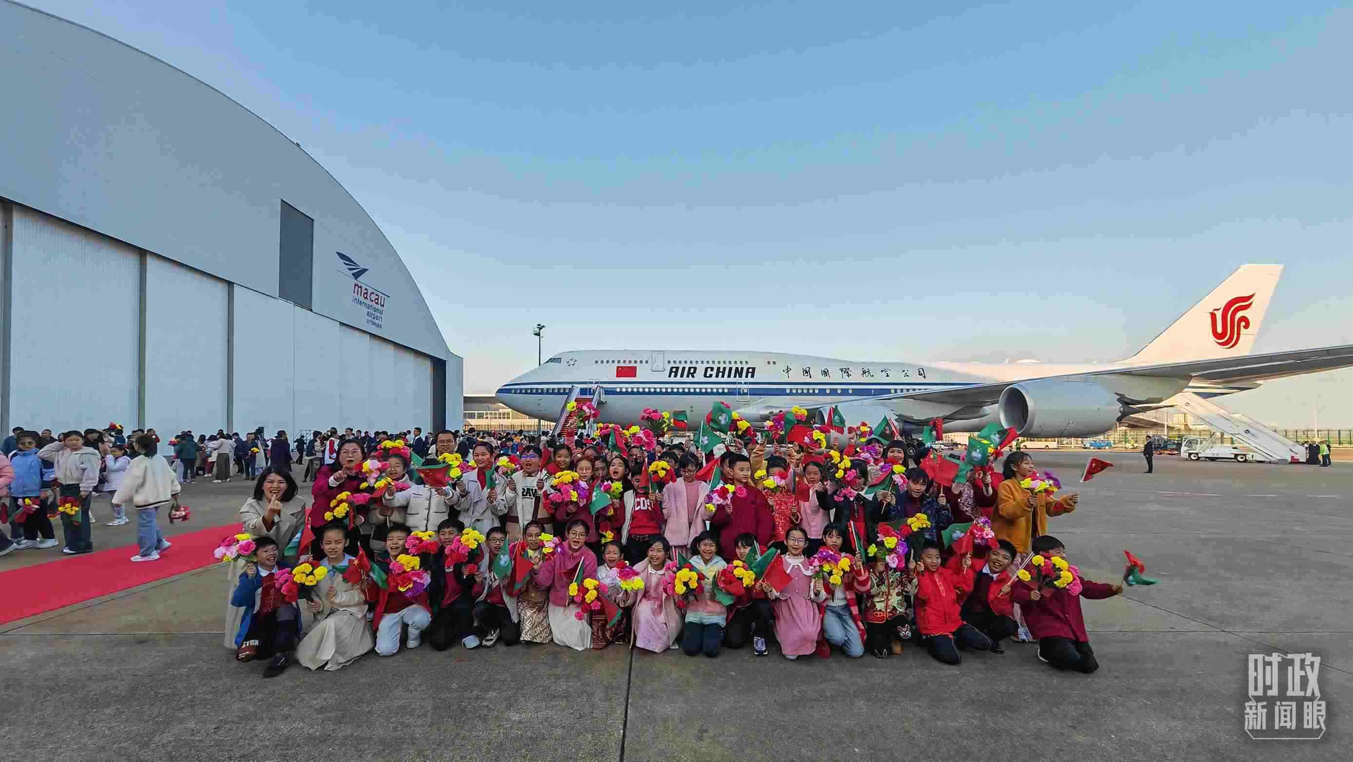 △歡迎儀式后，歡迎人群合影留念。（總臺(tái)央視記者劉琦拍攝）