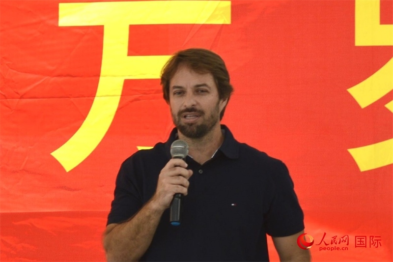 里約州環(huán)境與可持續(xù)發(fā)展廳副廳長(zhǎng)費(fèi)利佩·克魯奇克在捐贈(zèng)活動(dòng)上致辭。人民網(wǎng)記者 陳海琪攝