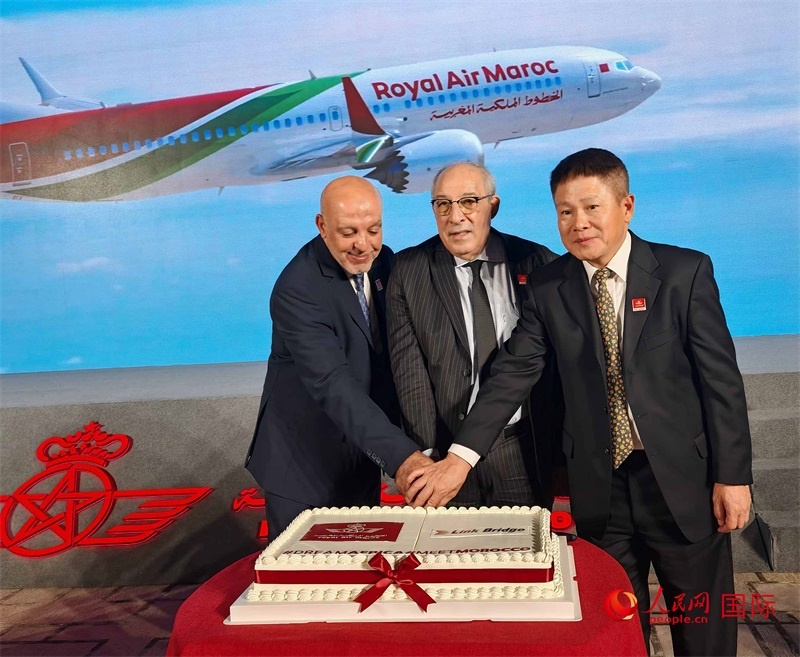 中摩雙方嘉賓共同切蛋糕，慶祝兩國直飛復航。人民網(wǎng)記者 李琰攝