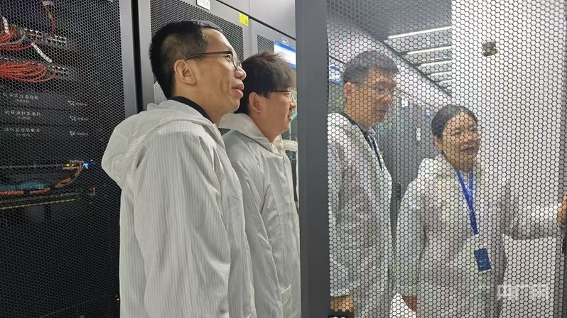 陳平平和團隊在實驗室設(shè)備機房開展創(chuàng)新網(wǎng)絡(luò)測試驗證（央廣網(wǎng)記者 王錫斐 攝）