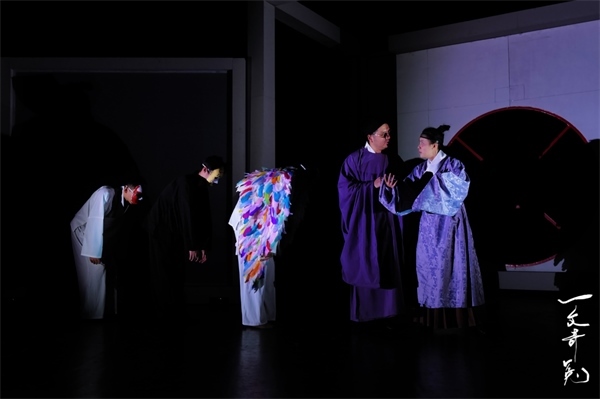 《一文奇冤》劇照。中國(guó)國(guó)家話劇院供圖