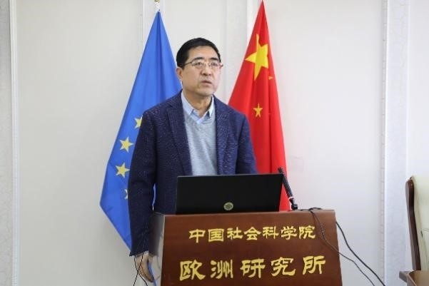 中國社會科學(xué)院歐洲研究所所長、《歐洲發(fā)展報告（2023～2024）》主編馮仲平研究員致辭。吳迪攝