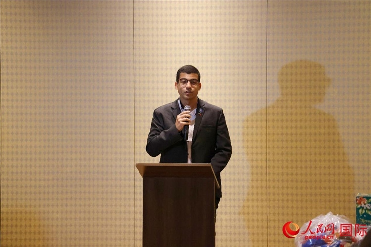 里約市政府代表、國際關(guān)系顧問菲利普在捐贈活動上致辭。人民網(wǎng)記者 陳海琪攝