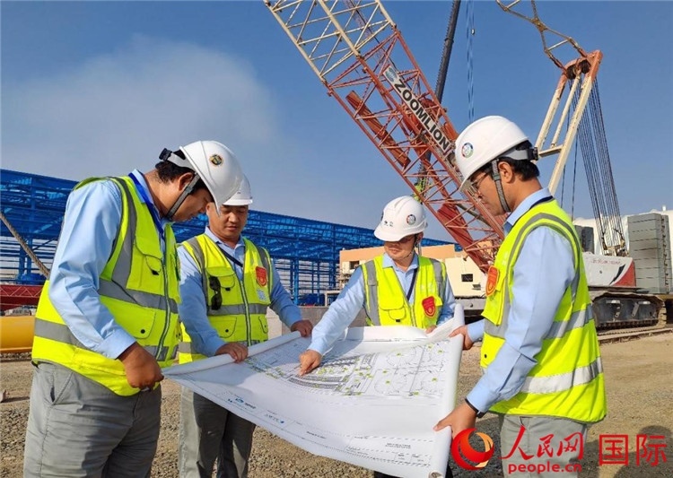 管理團(tuán)隊(duì)現(xiàn)場(chǎng)查看項(xiàng)目進(jìn)展。人民網(wǎng)記者 管克江攝