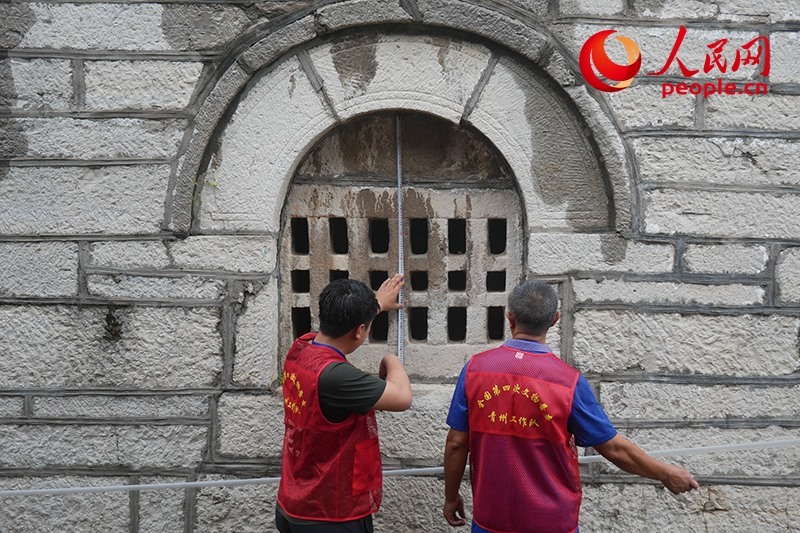 9月14日，山東青州，文物普查隊員正在實地調(diào)查。人民網(wǎng)記者 韋衍行攝