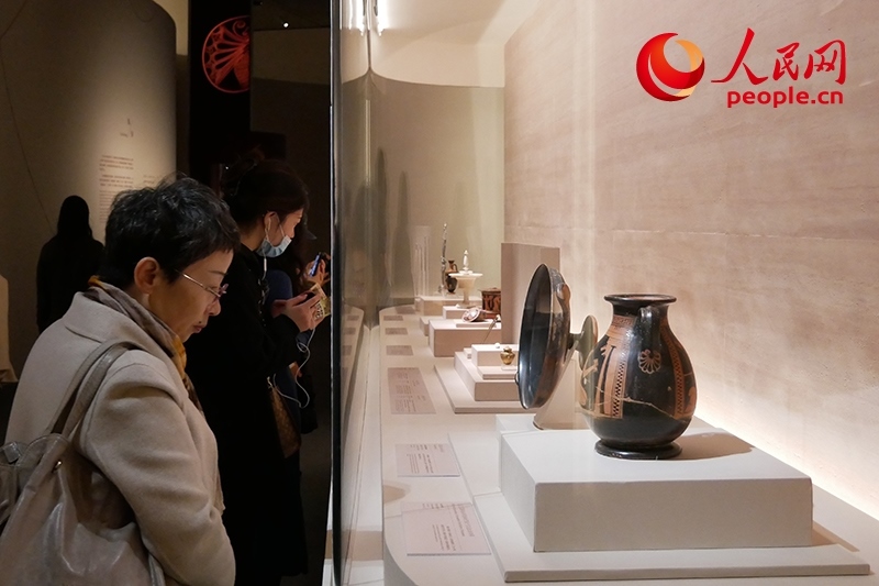 11月13日，觀眾正在國博參觀“美的多元——古希臘的藝術與生活”展。人民網(wǎng)記者 韋衍行攝