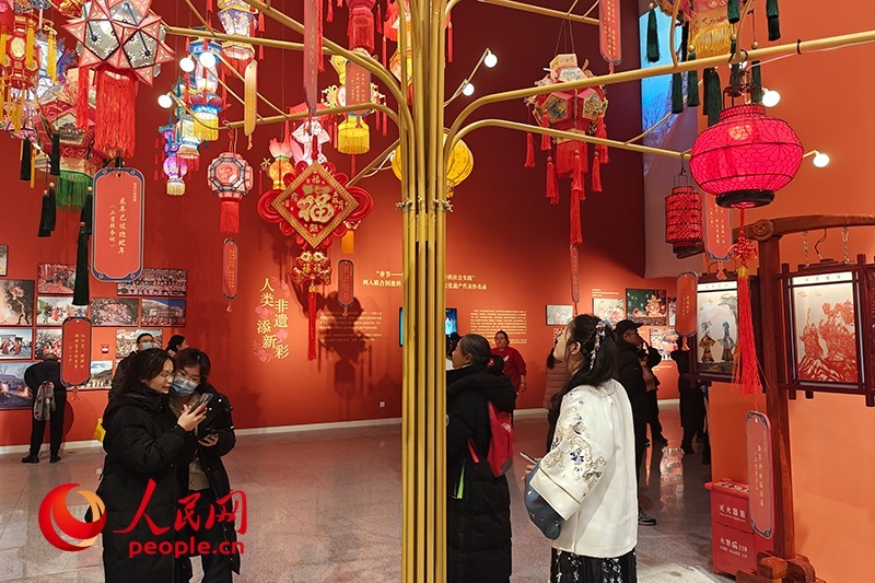 12月21日，觀眾正在參觀“過年——春節(jié)主題展”。人民網(wǎng)記者 韋衍行攝