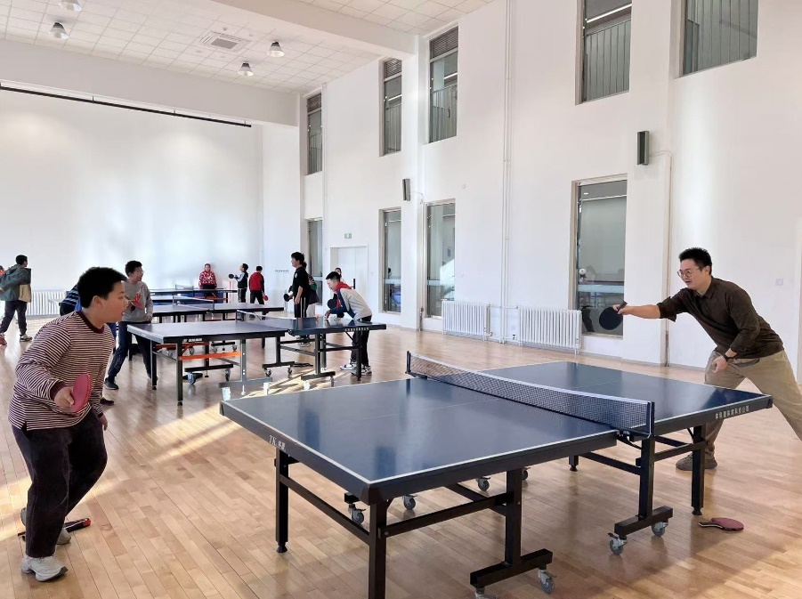 老師和學(xué)生在課間打乒乓球。人民網(wǎng) 白炅攝