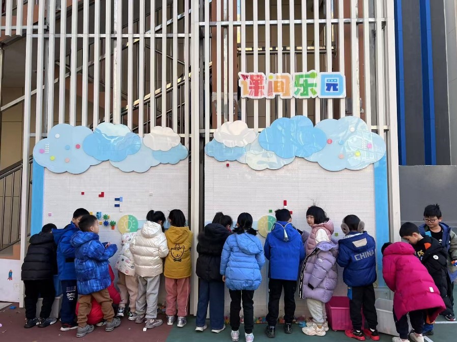 學(xué)生們在課間樂園玩拼圖。人民網(wǎng) 白炅攝