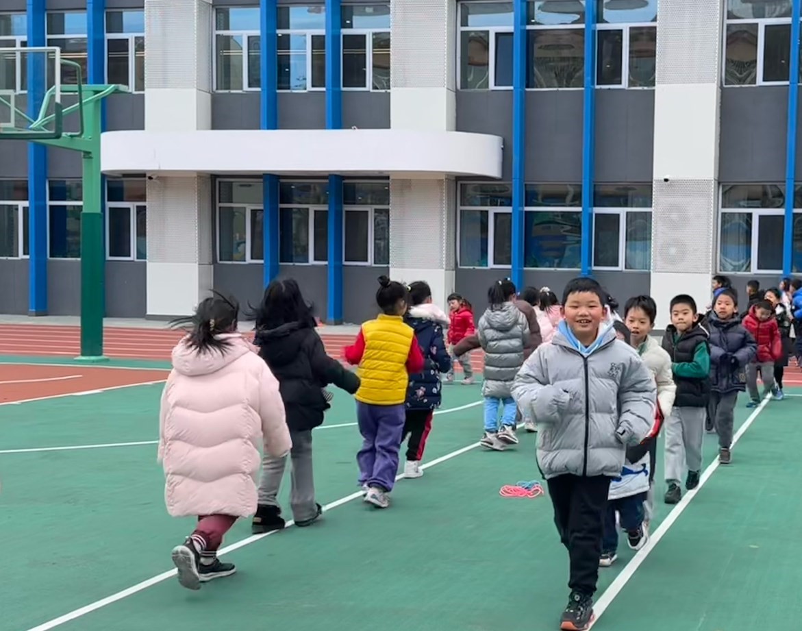 一年級的同學(xué)課間跑步 。學(xué)校供圖
