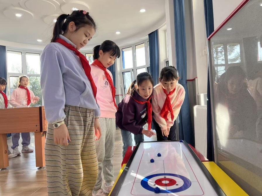 學(xué)生們在少先隊大廳進(jìn)行課間活動。人民網(wǎng) 白炅攝