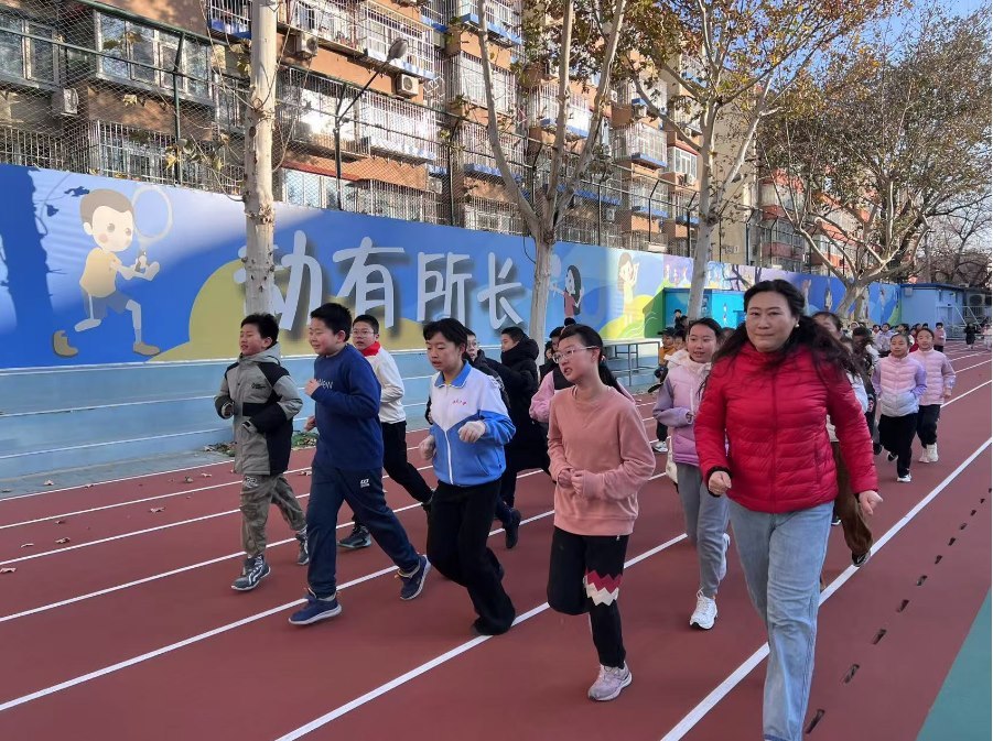 學(xué)生們在班主任陪同下跑步。人民網(wǎng) 白炅攝