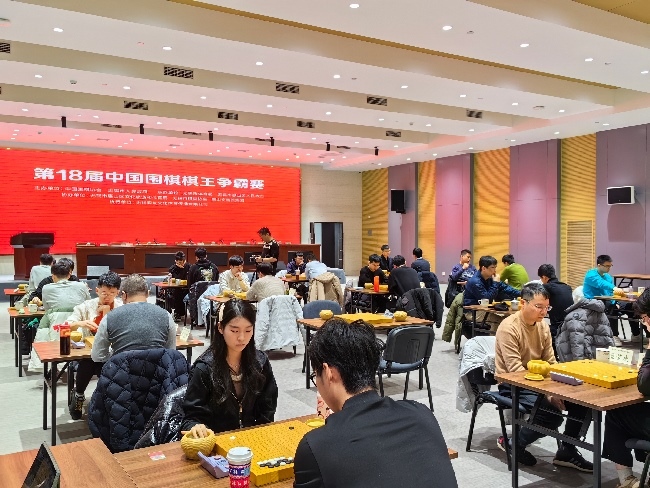 棋手在比賽中。人民網記者 李乃妍攝