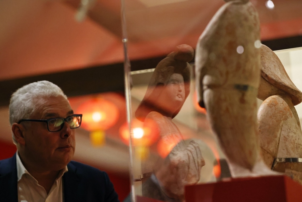 2024年11月18日，在位于法國巴黎的吉美國立亞洲藝術(shù)博物館，一名觀眾參觀“中國·唐——一個(gè)多元開放的朝代（7至10世紀(jì)）”展覽。新華社記者 高靜 攝