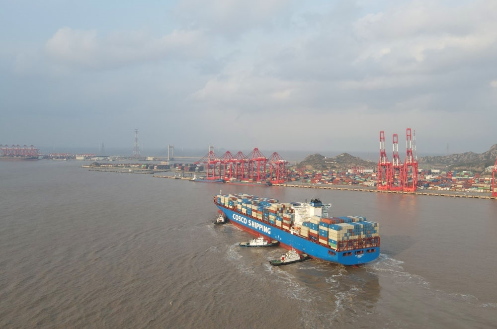 “新上?！陛喌诌_(dá)洋山港，這是自秘魯錢凱港開港后首個(gè)“錢凱—上?！闭胶酱危?024年12月18日攝，無人機(jī)照片）。新華社記者 方喆 攝