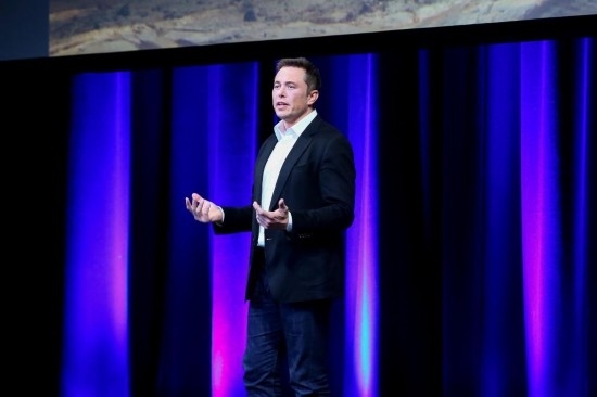  2017年9月29日，在澳大利亞阿德萊德，美國企業(yè)家埃隆·馬斯克在第68屆國際宇航大會閉幕式前做主旨演講。新華社發(fā)（閆寒?dāng)z）