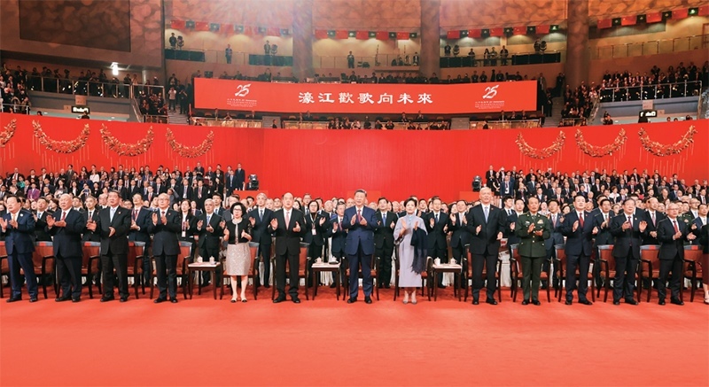 2024年12月19日晚，慶祝澳門回歸祖國25周年文藝晚會在澳門東亞運動會體育館舉行。中共中央總書記、國家主席、中央軍委主席習(xí)近平觀看演出。晚會最后，習(xí)近平同全場觀眾一起高唱《歌唱祖國》。 新華社記者 丁林/攝