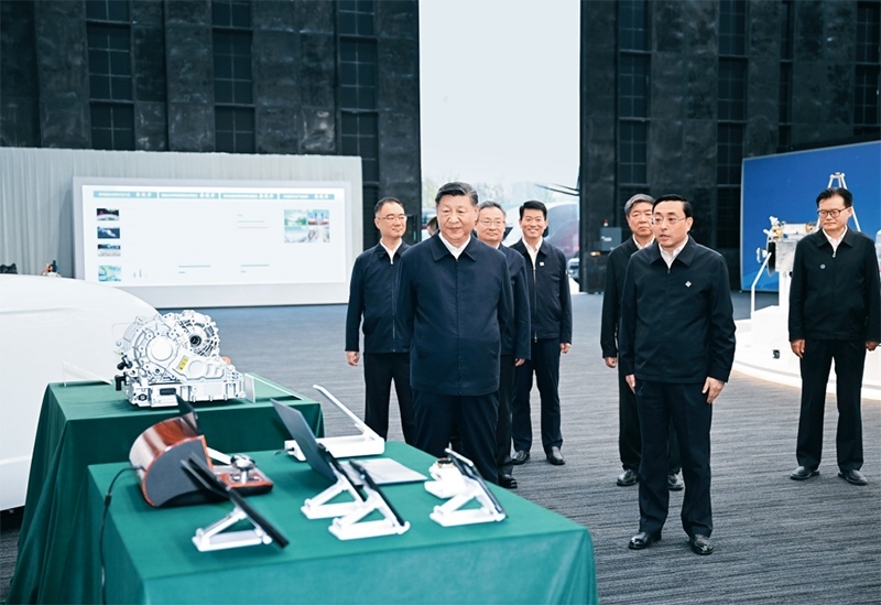 2024年10月17日至18日，中共中央總書記、國家主席、中央軍委主席習(xí)近平在安徽考察。這是17日下午，習(xí)近平在合肥濱湖科學(xué)城察看安徽省重大科技創(chuàng)新成果集中展示。 新華社記者 謝環(huán)馳/攝